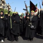 ஈரானில் ஆயுதங்களுடன் வீதி வந்த பெண்கள்