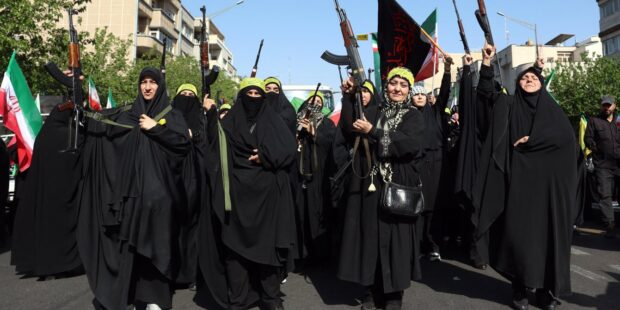 ஈரானில் ஆயுதங்களுடன் வீதி வந்த பெண்கள்