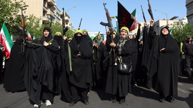 ஈரானில் ஆயுதங்களுடன் வீதி வந்த பெண்கள்