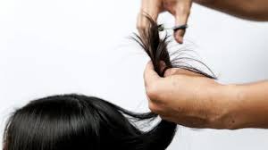 தலை முடியை வெட்டிய கொடூரம்