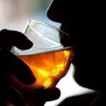 மது அருந்திய பள்ளி மாணவர்கள் குழு கைது