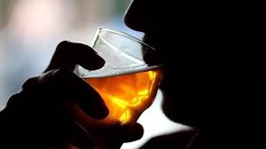 மது அருந்திய பள்ளி மாணவர்கள் குழு கைது