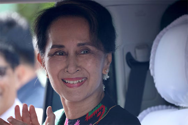 மியான்மரின் முன்னாள் தலைவர் ஆங் சான் சூ கீ வீட்டுக் காவலுக்கு மாற்றப்படவுள்ளார்