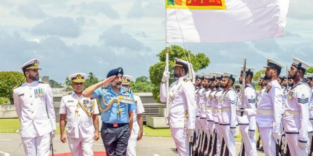 இந்திய விமானப்படைத் தளபதி இலங்கை கடற்படைத் தளபதியைச் சந்தித்தார்
