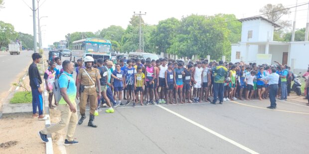 வெறும் காலுடன் மரதன் ஓட்டம் நடத்திய அமைப்பு வெடித்த சர்ச்சை