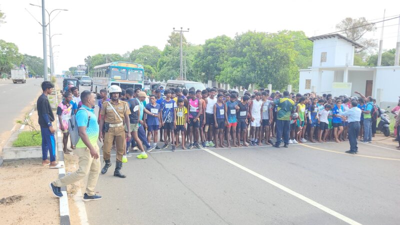 வெறும் காலுடன் மரதன் ஓட்டம் நடத்திய அமைப்பு வெடித்த சர்ச்சை