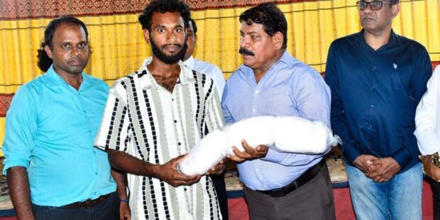 புயலால் பாதிக்கப்பட்ட மீனவர்களுக்கு மீன்வள அமைச்சு உதவி