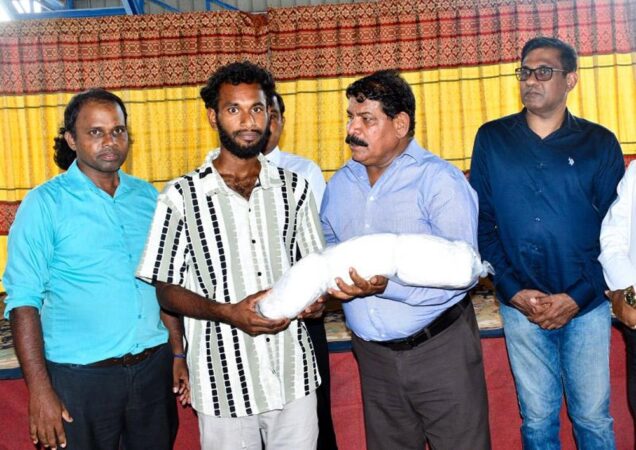புயலால் பாதிக்கப்பட்ட மீனவர்களுக்கு மீன்வள அமைச்சு உதவி