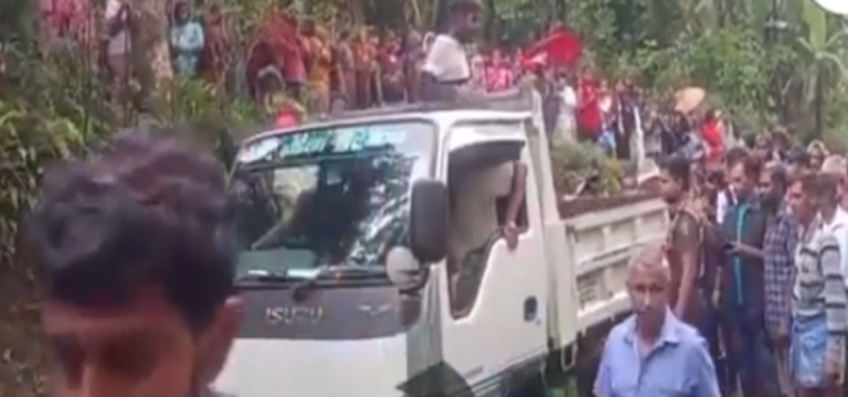 மரம் விழுந்து விபத்தில் பள்ளி மாணவன் இரு பெண்கள் பலி