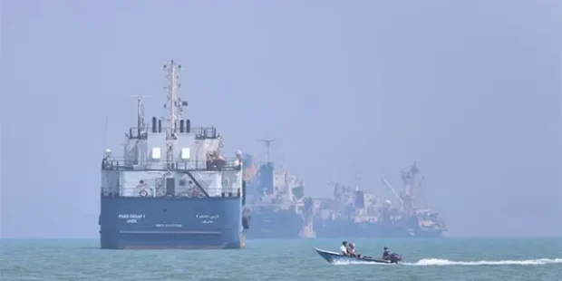 ஹார்முஸ் நீரிணையில் கப்பல் மீதான ஈரான் தாக்குதல் 10 இந்தியர்கள் மீட்பு ஒருவர் மாயம்