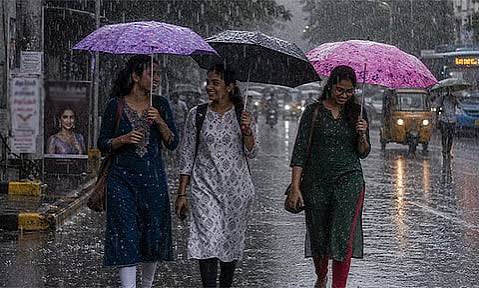 இன்று பல பகுதிகளில் பலத்த காற்றுடன் கனமழை