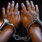 பொலிஸ் அதிகாரி போல வேடமிட்டு மோசடி செய்த மூவர் கைது