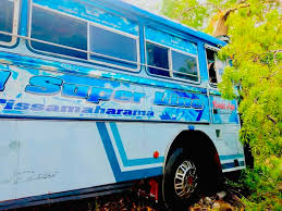 பேருந்து மோதி மரத்தில் மோதியதில் 19 பேர் காயம்
