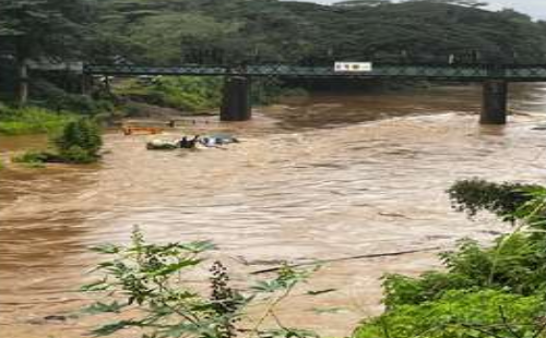 இலங்கையில் வெள்ளம் தினறும் நாடு