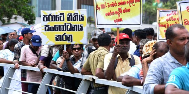 கடன் பாதிக்கப்பட்டவர்கள் வட்டிக் கட்டணங்களுக்கு எதிராகப் போராட்டம்