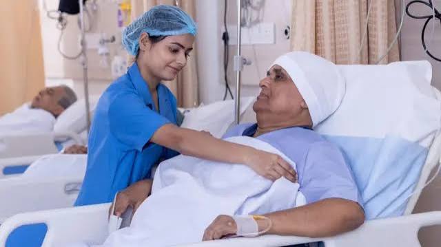 நோயாளிகளிடம் அதிக கட்டணம் வசூலித்ததற்காக இரண்டு மருத்துவ நிறுவனங்களுக்கு ரூ. 4 லட்சம் அபராதம்