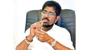 முன்னாள் அமைச்சர் கெஹெலிய ரம்புக்வெல்ல இலஞ்ச ஆணைக்குழுவால் கைது