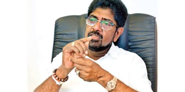 முன்னாள் அமைச்சர் கெஹெலிய ரம்புக்வெல்ல இலஞ்ச ஆணைக்குழுவால் கைது