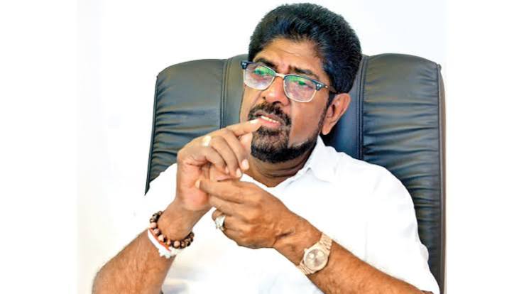 முன்னாள் அமைச்சர் கெஹெலிய ரம்புக்வெல்ல இலஞ்ச ஆணைக்குழுவால் கைது