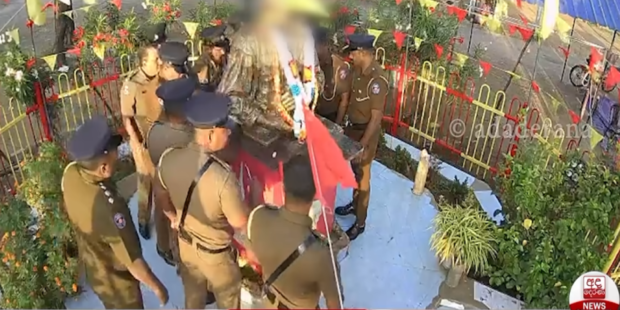 நல்லூரில் நினைவு விழாவைத் தொடர்ந்து திலீபன் நினைவிடம் காவல்துறையினரால் அகற்றப்பட்டது