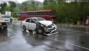 தெற்கு அதிவேக நெடுஞ்சாலையில் பாதுகாப்பு வேலியில் கார் மோதியது