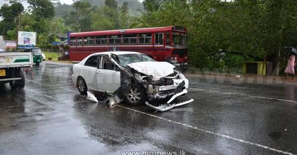தெற்கு அதிவேக நெடுஞ்சாலையில் பாதுகாப்பு வேலியில் கார் மோதியது