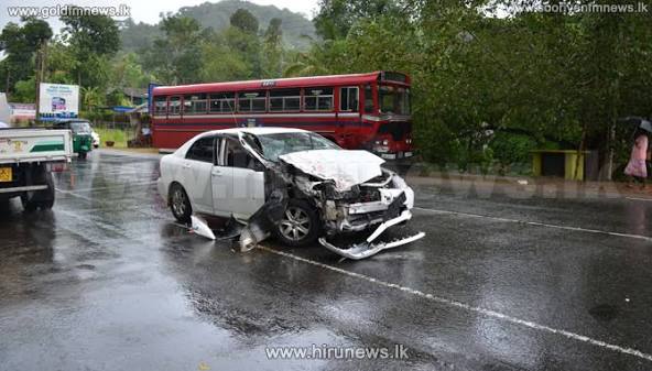 தெற்கு அதிவேக நெடுஞ்சாலையில் பாதுகாப்பு வேலியில் கார் மோதியது