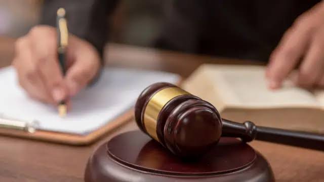 நீதிபதிகள் வருமான வரி செலுத்தக் கடமைப்பட்டவர்கள் என உச்ச நீதிமன்றம் தீர்ப்பளித்துள்ளது