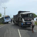 அஹங்கமவில் பேருந்து-திணிப்பு லாரி மோதலில் குறைந்தது ஐவர் காயம்