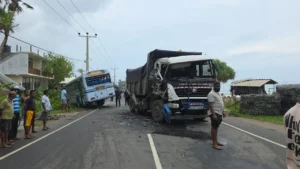 அஹங்கமவில் பேருந்து-திணிப்பு லாரி மோதலில் குறைந்தது ஐவர் காயம்
