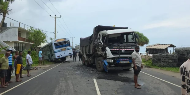 அஹங்கமவில் பேருந்து-திணிப்பு லாரி மோதலில் குறைந்தது ஐவர் காயம்