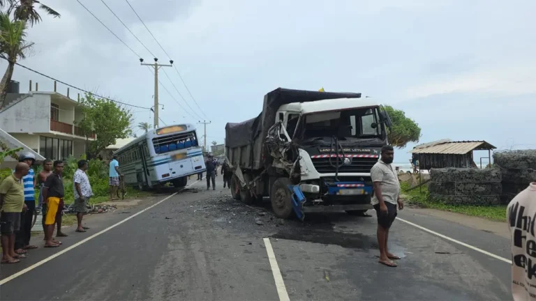 அஹங்கமவில் பேருந்து-திணிப்பு லாரி மோதலில் குறைந்தது ஐவர் காயம்