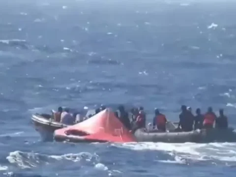 செங்கடல் தீவு அருகே பழங்குடியினரை ஏற்றிச் செல்லும் படகை மீட்க ஹூதிகள் முயற்சி