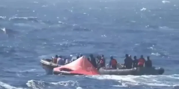 செங்கடல் தீவு அருகே பழங்குடியினரை ஏற்றிச் செல்லும் படகை மீட்க ஹூதிகள் முயற்சி