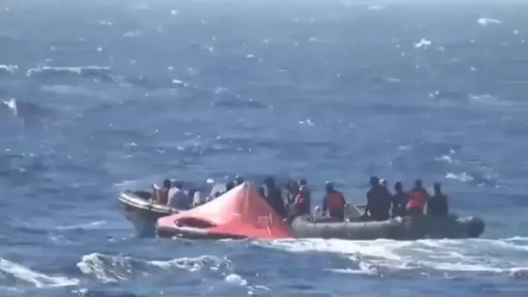 செங்கடல் தீவு அருகே பழங்குடியினரை ஏற்றிச் செல்லும் படகை மீட்க ஹூதிகள் முயற்சி