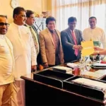 சபாநாயகருக்கு எதிரான நம்பிக்கையில்லாத் தீர்மானத்தை எதிர்க்கட்சி ஒப்படைத்தது