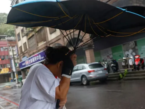 சாம்பி புயல் தைவானைக் கடந்து சென்றது, ஒருவர் உயிரிழப்பு, 500 பேர் காயம்