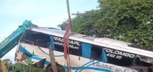 புத்தளத்தில் பேருந்து சாலையை விட்டு விலகி கவிழ்ந்ததில் 12 பேர் காயம்