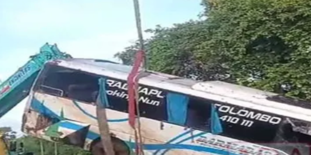 புத்தளத்தில் பேருந்து சாலையை விட்டு விலகி கவிழ்ந்ததில் 12 பேர் காயம்