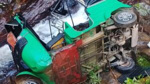 போகவந்தலாவாவில் முச்சக்கர வண்டி கவிழ்ந்ததில் இருவர் படுகாயம்