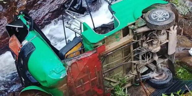 போகவந்தலாவாவில் முச்சக்கர வண்டி கவிழ்ந்ததில் இருவர் படுகாயம்