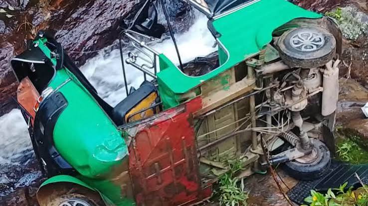போகவந்தலாவாவில் முச்சக்கர வண்டி கவிழ்ந்ததில் இருவர் படுகாயம்